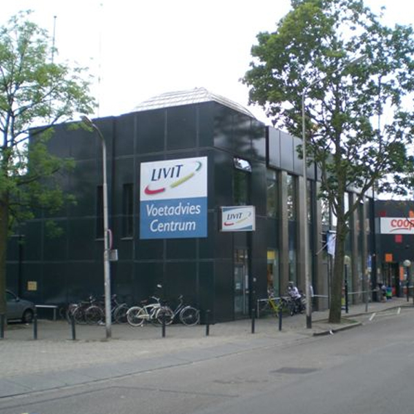 Voormalig Nimco-gebouw in Nijmegen met oude bestemming als Livit Voetadvies Centrum naast een supermarkt.